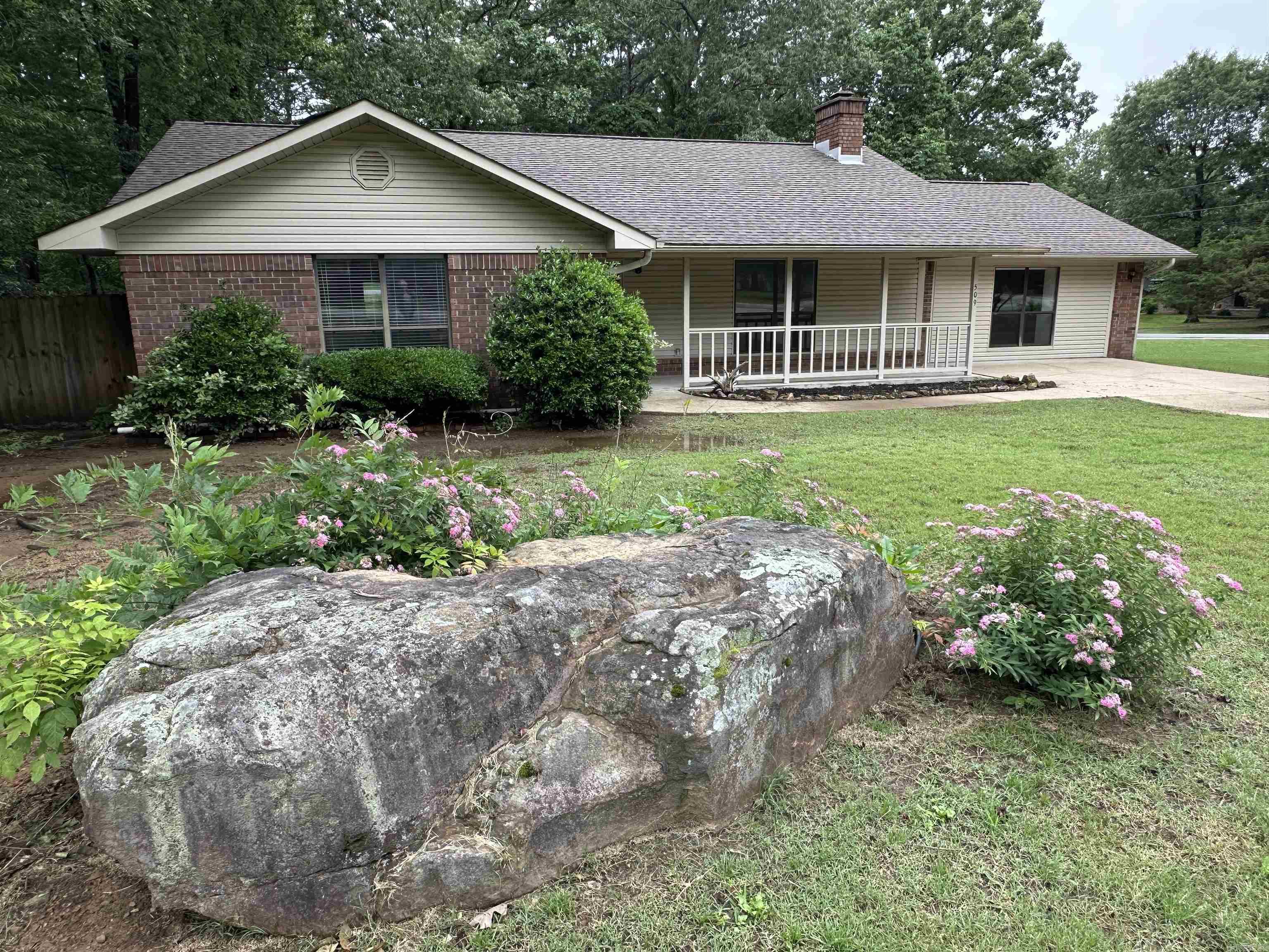 Wonderful family home centrally located close to shopping, dining & Heber Springs Community Center. Living RM boasts gas log fireplace, built in book cases & hardwood flooring. Dining RM/Kitchen flow off the LR. Laundry RM just off kitchen w/plenty of cabinet space & pantry closet. Over sized Great/Game RM & walk in closet. Master BR w/two walk in closets, private bath & hardwood flooring. Great Backyard for entertaining, deck, firepit, storage building and wood fence w/ double entry gate. Two driveways, 1 on the front & 1 on the side of the home. Large attached 2 car garage. Greers Ferry Lake access & Damsite Recreation/Marina just minutes awaY. New Architectural Shingles May 2025.
