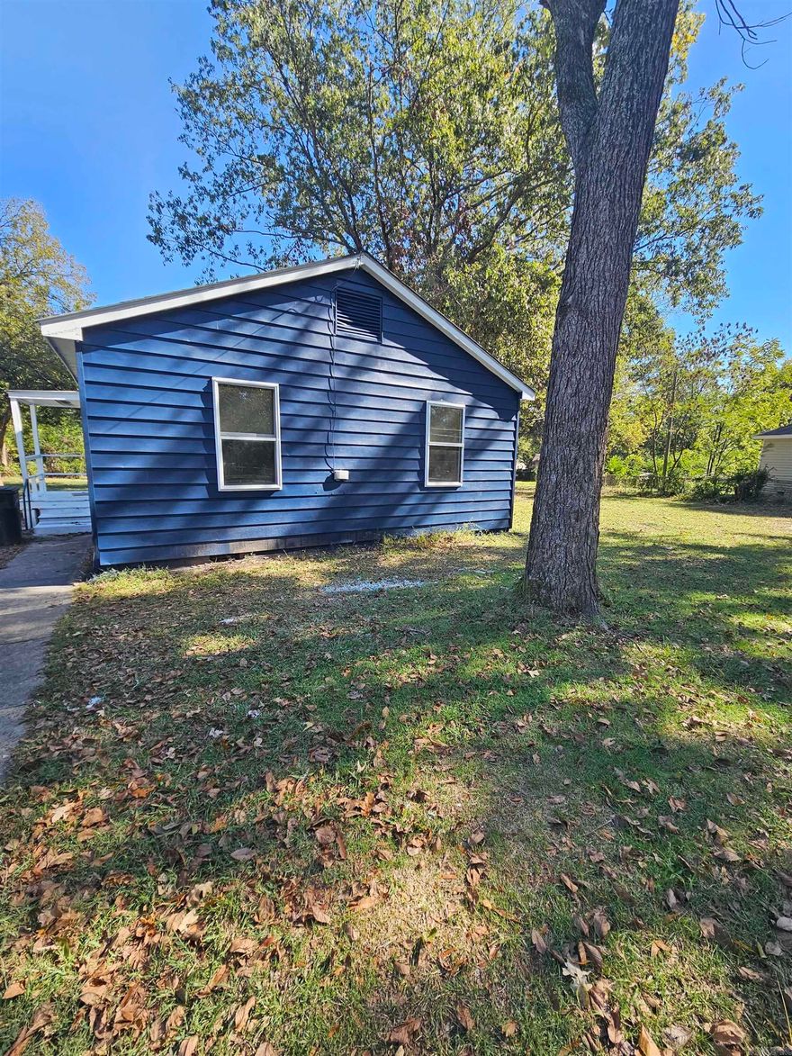 Looking for a home to rent in the Jacksonville area. This charming 2-bed 1-bath home is available. Call today to set up your showing today.