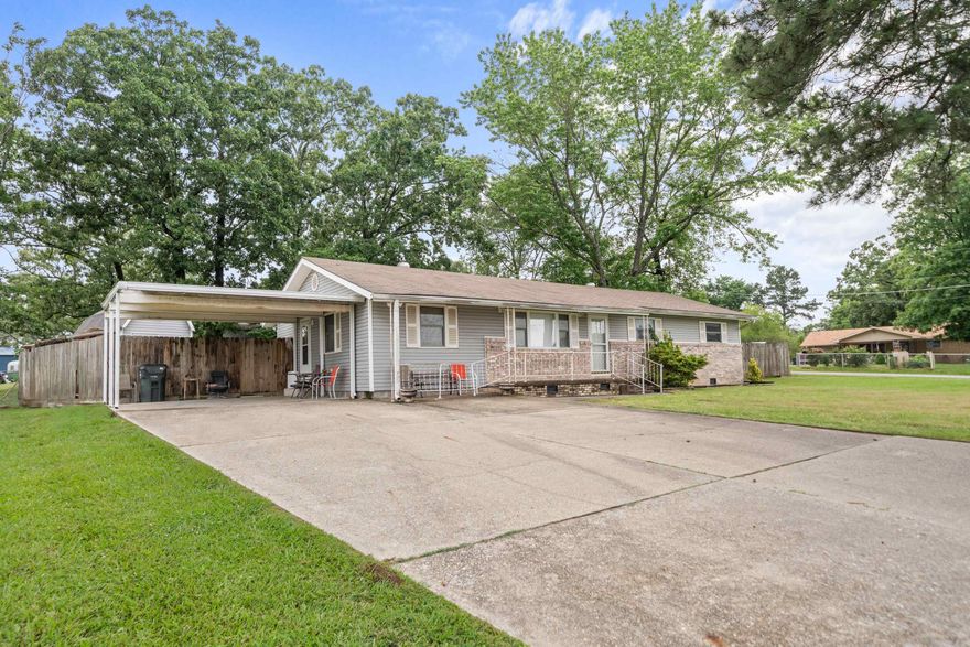 This adorable 3 bed, 2 bath home is hitting the market at $175,000 in Lake Hamilton School District! Conveniently located, just minutes from Lake Hamilton School District.  This home offers ample front and back yard space, with a storage shed and even an enclosed porch/sunroom. This home would be perfect for first time homebuyers or investors looking to add to their rental portfolio. Take a look for yourself and give us a call to set up your private showing. Can't beat this deal!