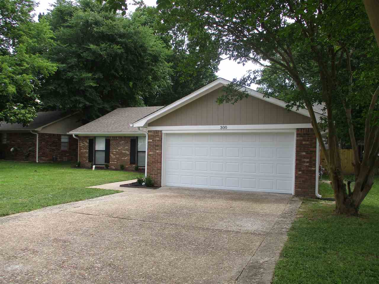 Country Club Manor - Residential Lease