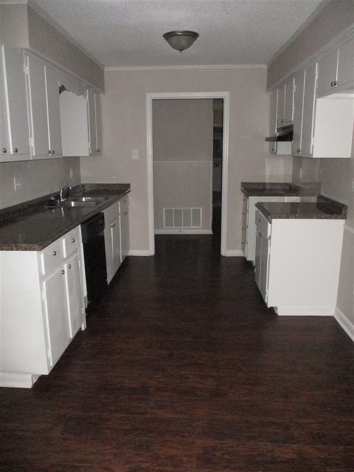 Country Club Manor - Residential Lease