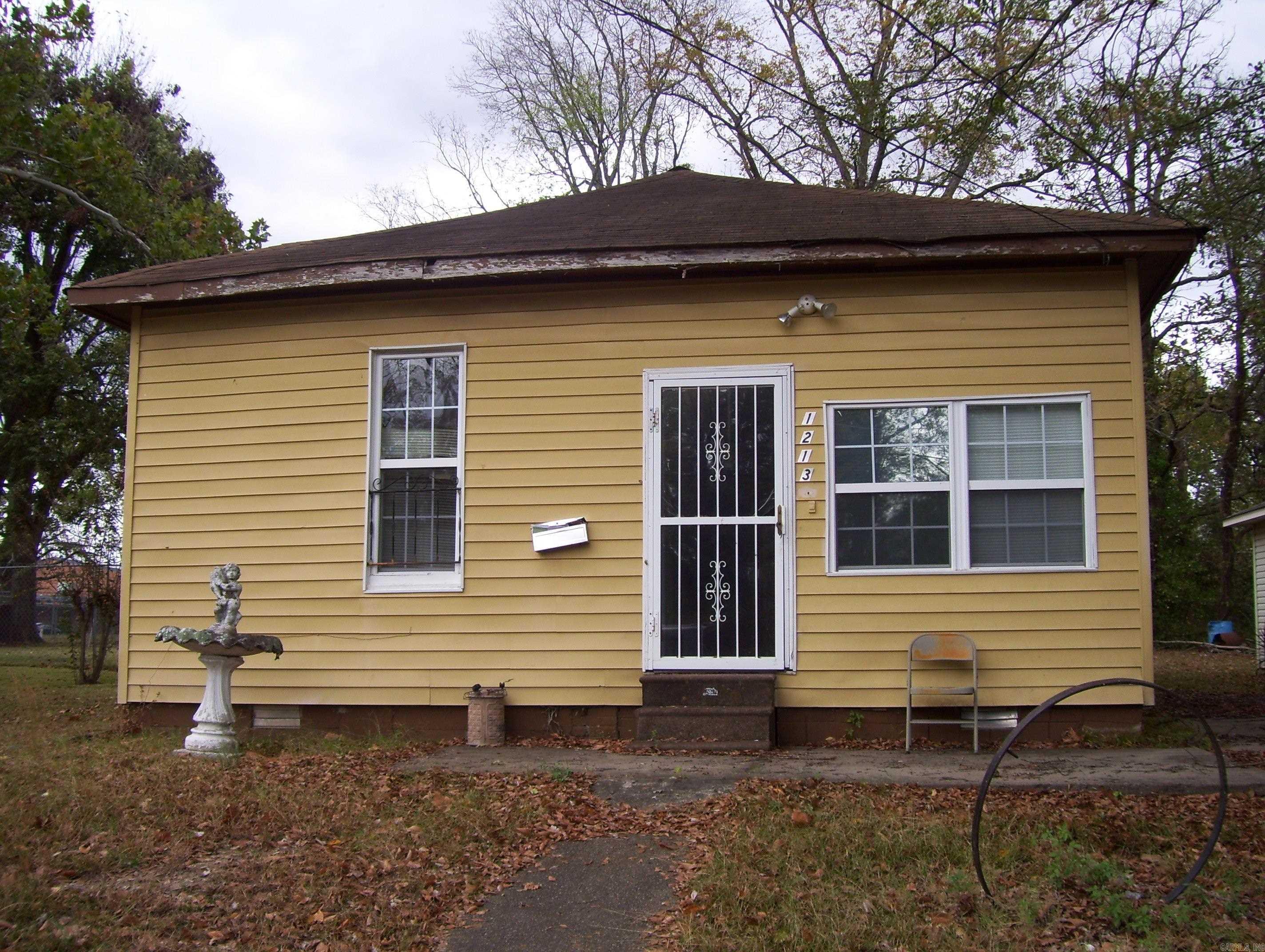 GREAT INVESTMENT OPPORTUNITY!!!! 3 BD, 1 BATH FRAME HOME IN WELL ESTABLISHED NEIGBORHOOD, PRICED TO SELL QUICKLY, LOCATION, LOCATION, LOCATION, WALKING DISTANCT FROM THE AQUATIC CENTER, POST OFFICE, ART CENTER, MAIN ST LIBRARY CONVENENTION CENTER & SIMMON BANK, AND THE CITY'S FURTURE DOWNTOWN RESTURANT'S. ***SOLD STRICKLY AS-IS***