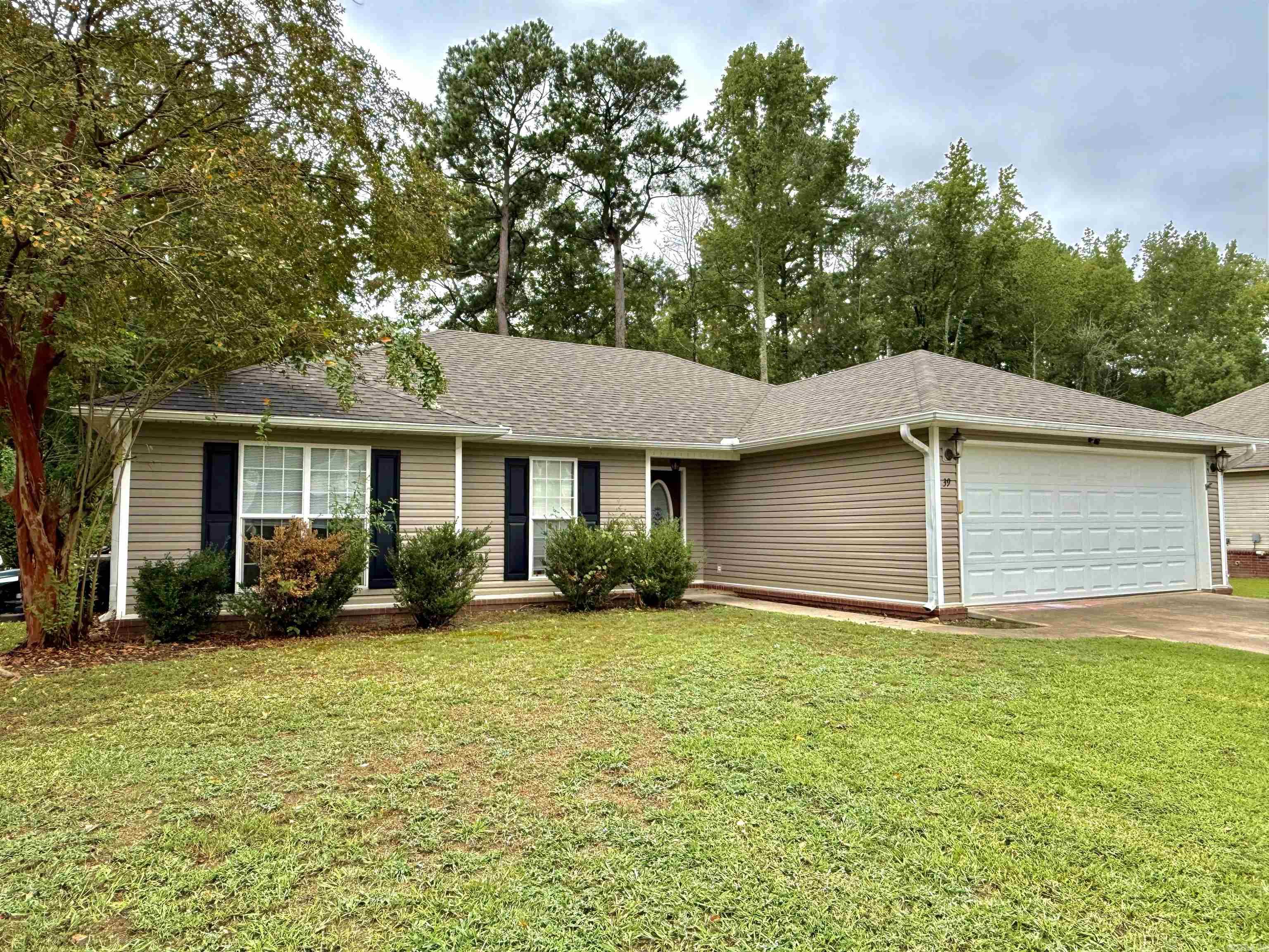 Welcome to this beautifully maintained 3-bedroom, 2-bathroom home nestled in a peaceful cul-de-sac. Perfectly located with quick and convenient access to Hwy 167, this home offers both tranquility and connectivity, ideal for commuters or anyone looking for a blend of comfort and convenience. Donāt miss your opportunity to own this move in ready gem in a desirable location. Schedule your showing today!