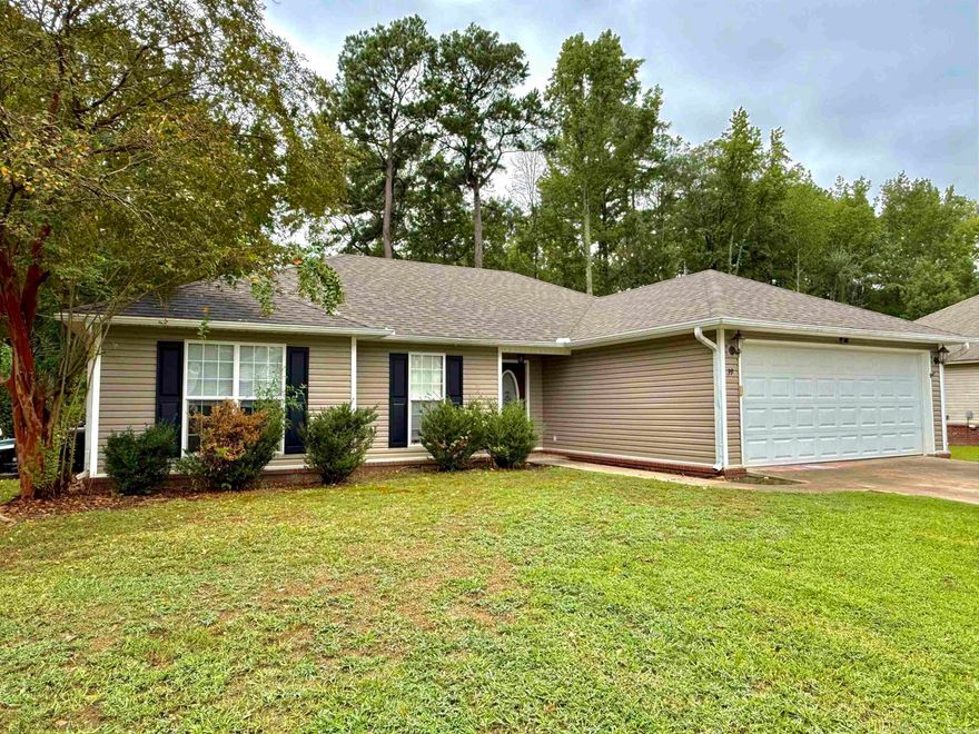 Welcome to this beautifully maintained 3-bedroom, 2-bathroom home nestled in a peaceful cul-de-sac. Perfectly located with quick and convenient access to Hwy 167, this home offers both tranquility and connectivity, ideal for commuters or anyone looking for a blend of comfort and convenience. Don’t miss your opportunity to own this move in ready gem in a desirable location. Schedule your showing today!