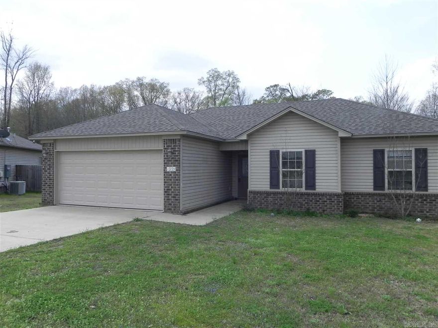 SUPER NICE FLOOR PLAN OPEN AIRY LARGE DEN OVERLOOKS KITCHEN PLUS BREAKFAST BAR AND DINING AREA.LARGE MASTER BEDROOM WITH SUPER LARGE WALK-IN CLOSET.BIG LOT WITH PRIVACY FENCE AT THE END OF CUL-DE-SAC.NEW WOOD FLOORING IN DEN AND HALL WAY,PLUS NEW CARPET AND PAINT THUR-OUT HOUSE NEW KITCHEN CABINETS.HOUSE SHOWS LIKE NEW INSIDE PAINT COLORS ARE TAN AND LOOK NICE,OUT OF STATE OWNER READY TO SELL .