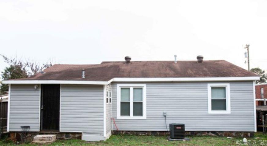 Cozy 3BD/ in Little Rock. New paint and flooring throughout. Granite countertops in kitchen. Large fenced in yard with a porch that is perfect for enjoying beautiful Arkansas days. This property is managed by Hoffman Team so beware of scammers - we will never ask you to Cashapp us money. The lease for this property is for 18 months to 2 years with a 3% increase after the first year. Income must be 3x the amount of rent. Deposit, first monthās rent, and the $50 administration fee due before move in. This property does not accept section 8.