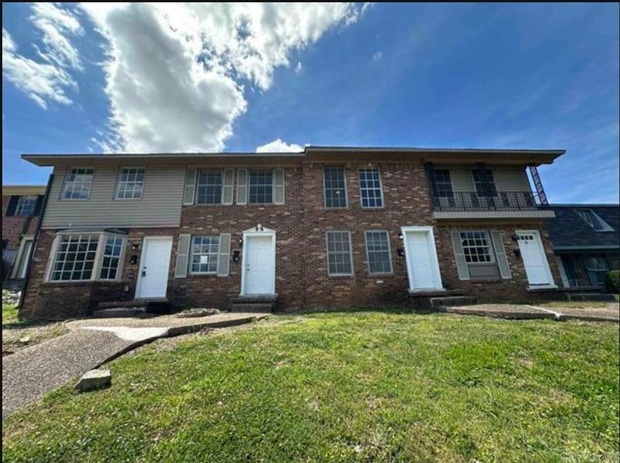 2 bed 1 1/2 bath townhome in Little Rock convenient to shopping, food, and recreation.