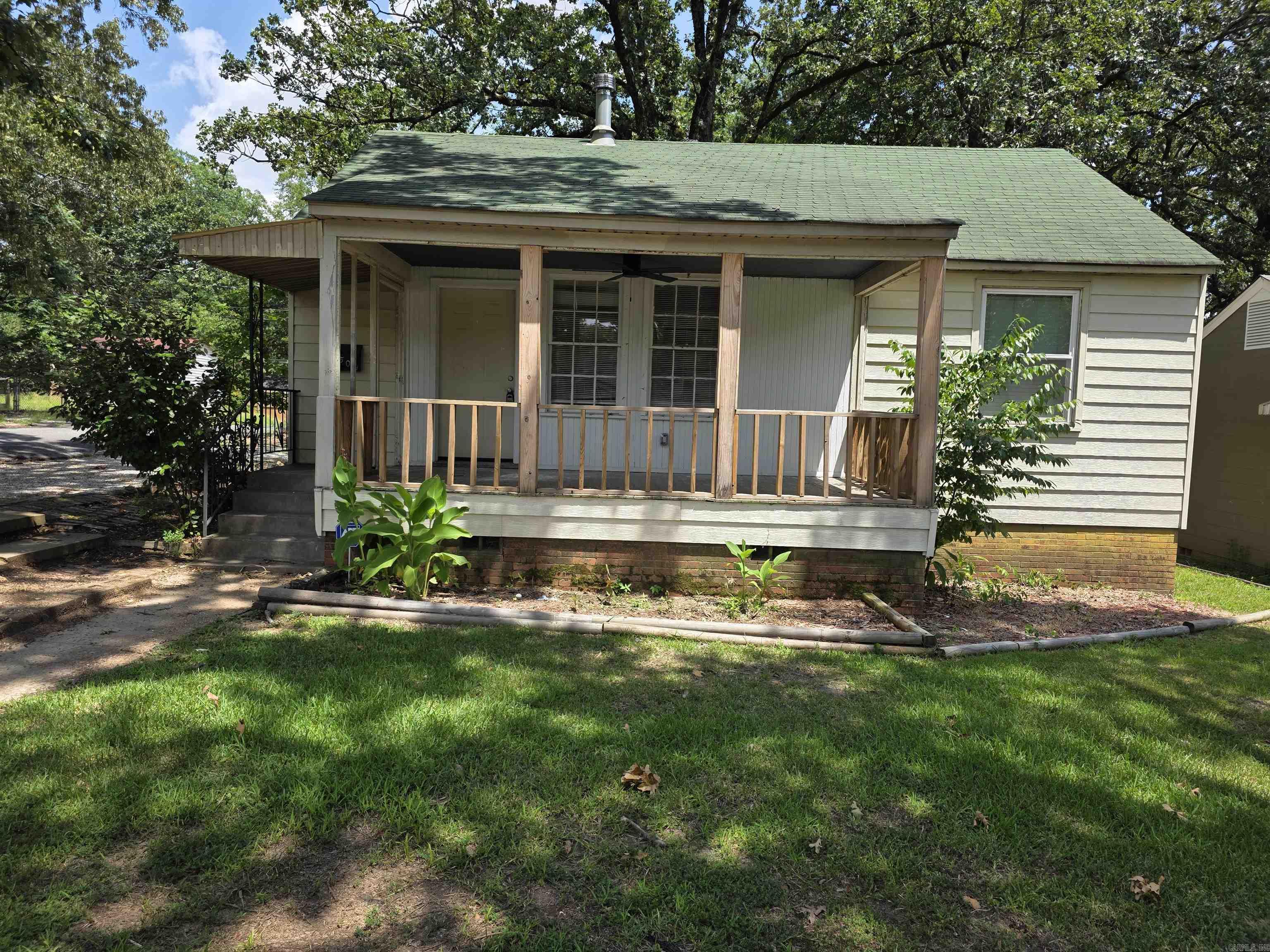 Cute 2BD/1BA walking distance away from UALR that is waiting for you to call home. Ideal space for student or young professional. This property is managed by Hoffman Team so beware of scammers - we will never ask you to Cashapp us money. The lease for this property is for 18 months to 2 years with a 3% increase after the first year. Income must be 3x the amount of rent per month unless you have a housing voucher. Deposit, first monthās rent, and the $50 administration fee due before move in.