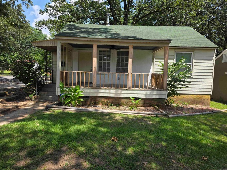 Cute 2BD/1BA walking distance away from UALR that is waiting for you to call home. Ideal space for student or young professional. This property is managed by Hoffman Team so beware of scammers - we will never ask you to Cashapp us money. The lease for this property is for 18 months to 2 years with a 3% increase after the first year. Income must be 3x the amount of rent per month unless you have a housing voucher. Deposit, first month’s rent, and the $50 administration fee due before move in.