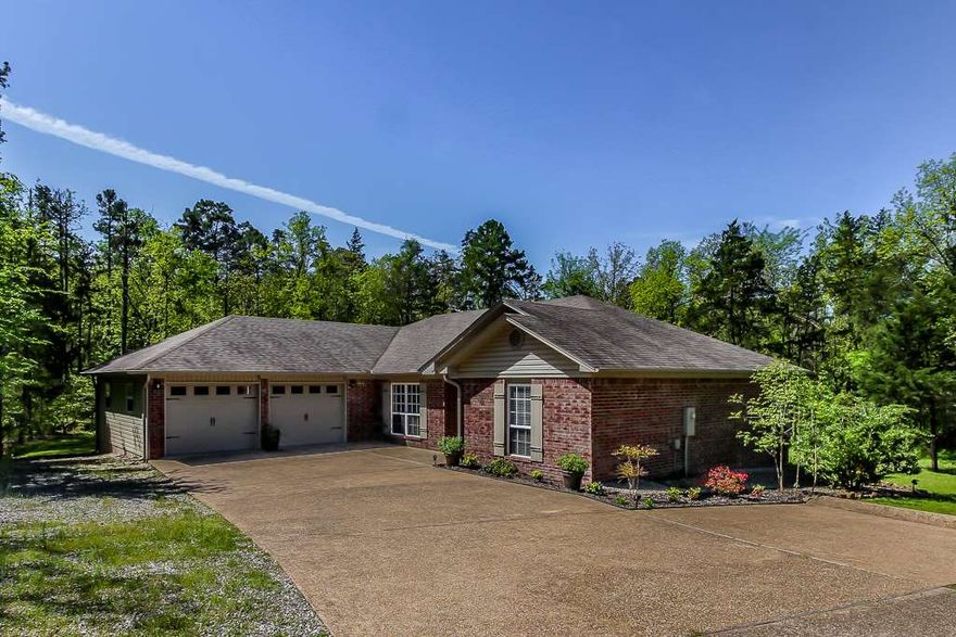 Common to Lake Balboa! Tray ceilings in Living and Master! Eat-in Kitchen with butler's pantry/wet bar! Ceiling fans in every room! Popular Split bedroom floor plan. Master access to deck. Master Bath with jetted tub, separate walk-in shower,double sinks,and Walk-in Closet. Screen Porch with ceiling fan and winter view of Lake Balbo!. Open Deck & Patio. Over-sized 2 car garage w/cabinets, stairs to floored attic.