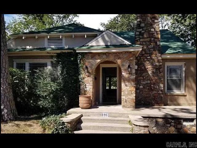 *LITTLE ROCK* BEAUTIFUL HISTORIC HOME IN YOUNGS PARK SUBDIVISION!! This Three Bedroom Two Bathroom Home Features 1,600 Square Feet! Wood And Tile Flooring Throughout With High Ceilings And Tons Of Natural Light! Stove And Refrigerator In Kitchen With Granite Countertops And Island Bar! Lovely Stone Fireplace In Living Area! Washer And Dryer Provided! Fenced In Backyard! Street Parking With Additional Parking In Rear! PET FRIENDLY!! AVAILABLE LATE AUGUST 2025!!!