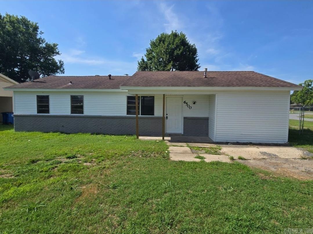 Welcome Home! This cozy updated 3 bedroom, 1.5 bath home is adorable. The layout will be a Perfect fit for a Family or Roommates and the huge backyard will be perfect for entertaining. Call to schedule your Private Tour today.