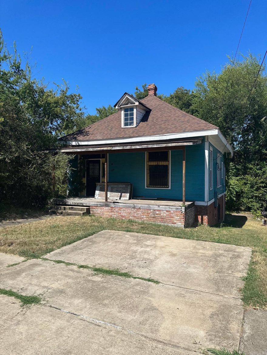 Owner said, "EVERYTHING MUST GO BECAUSE ITS A NEW YEAR"!! Are you LOOKING FOR A PROJECT? INVESTORS TAKE NOTE.. THIS IS THE PERFECT OPPORTUNITY. ALL OF THE DEMO HAS BEEN DONE. NEW WINDOWS ARE IN... BRING YOUR HAMMER, NAIL & VISION