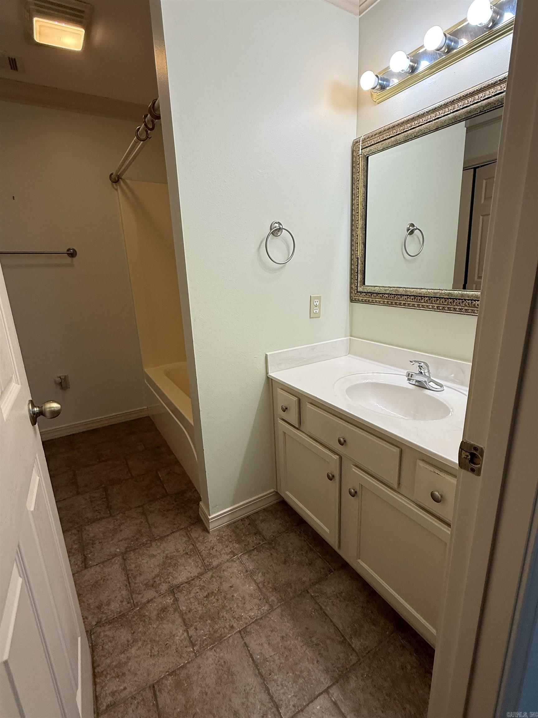 RIVER OAKS COMMONS - Residential