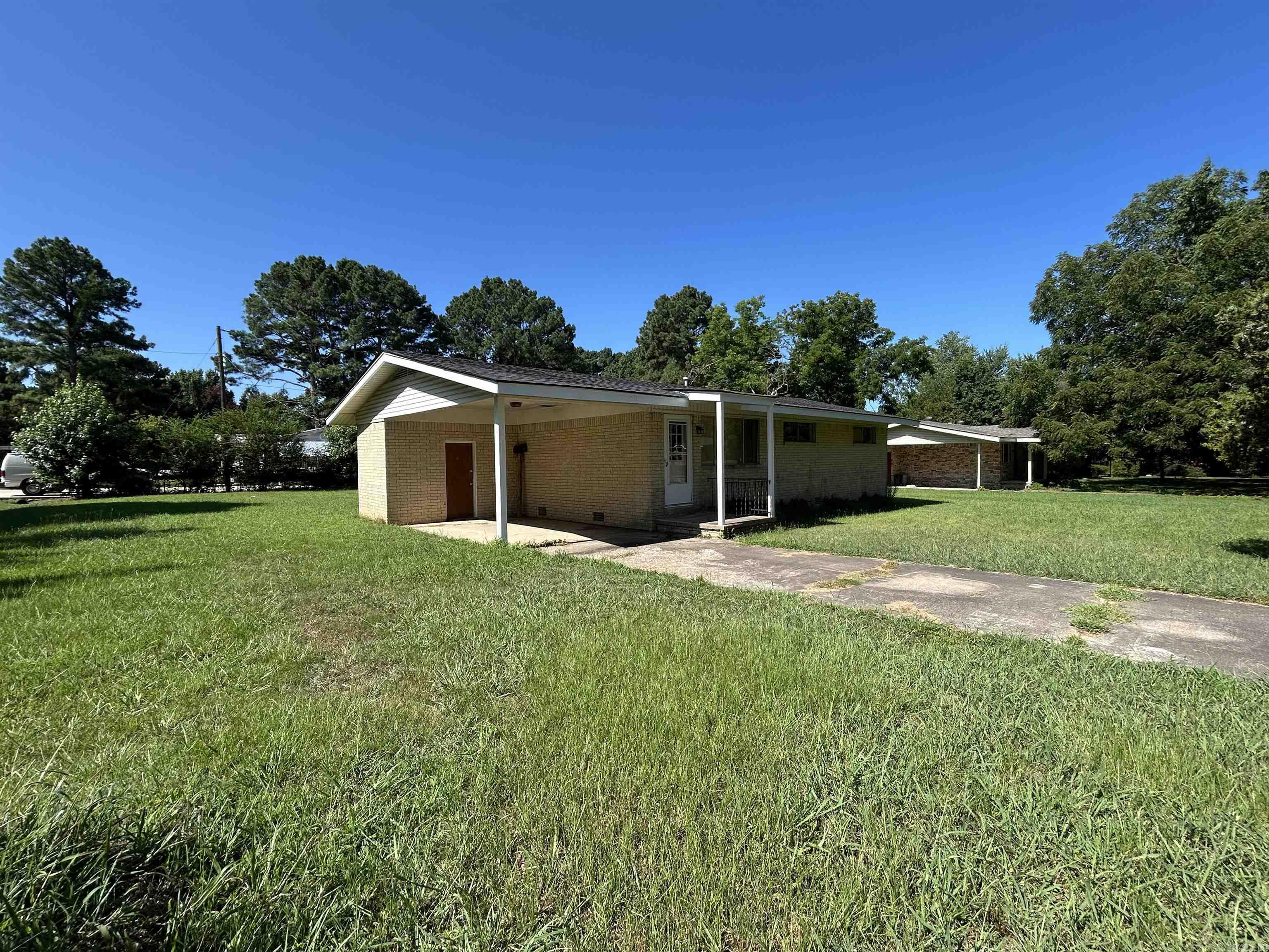 FIXER UPPER , with lots of tlc this 3 bedroom 1 bath home is located on a corner lot in a great area of town. Just minutes from all the stores and food places Heber Springs has to offer. Call today !!!!