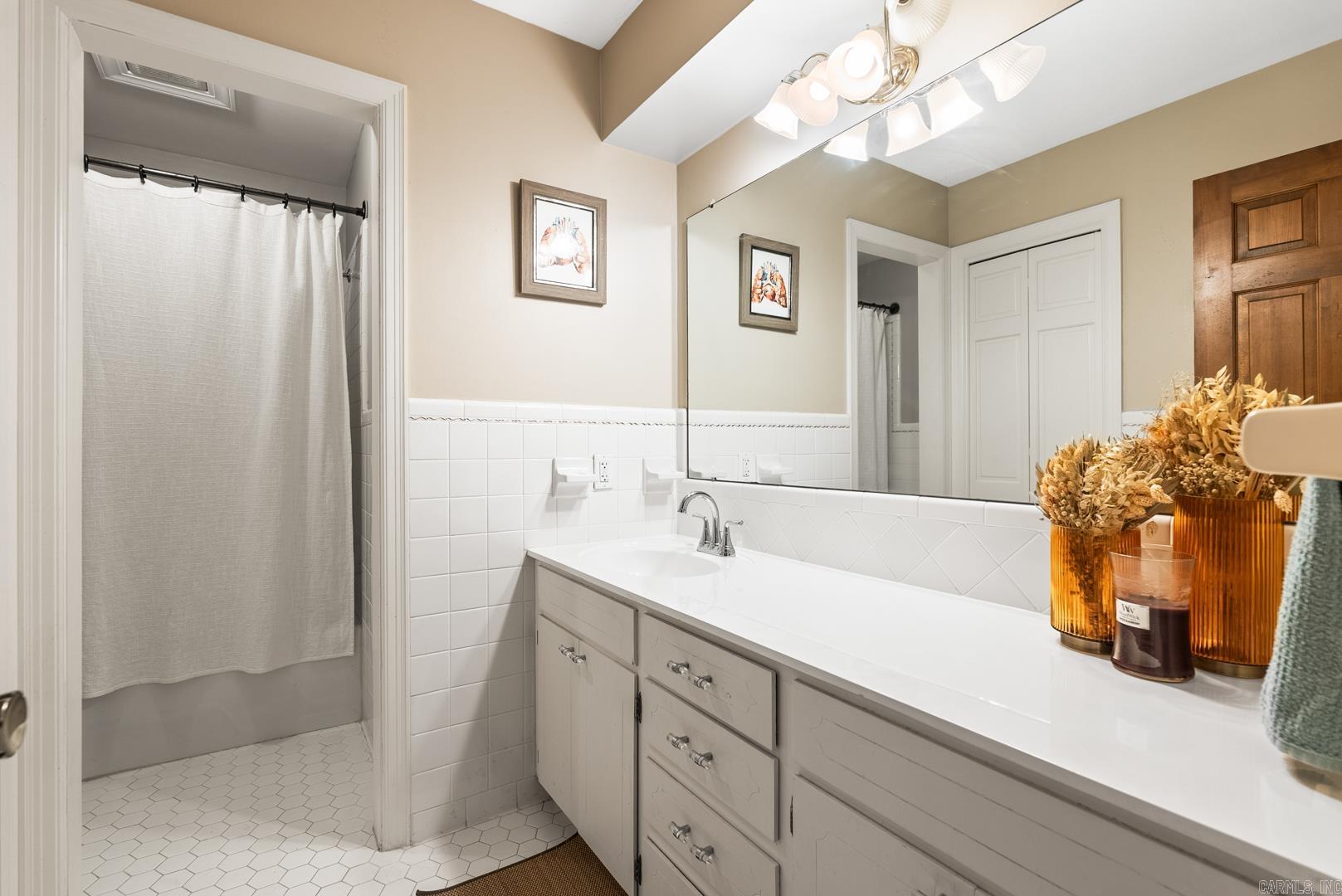 MEEKS MANOR - Residential