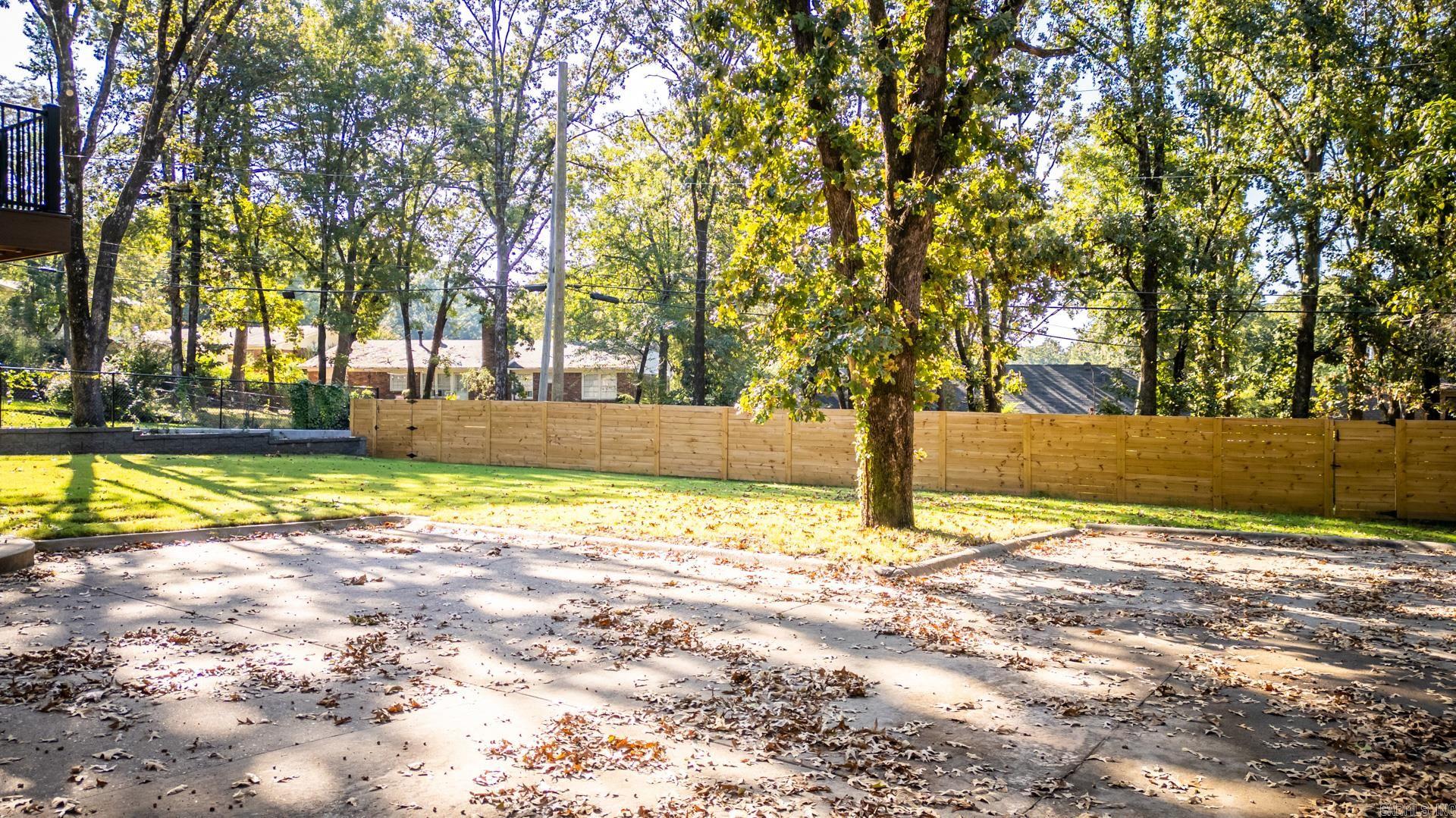 MEEKS MANOR - Residential