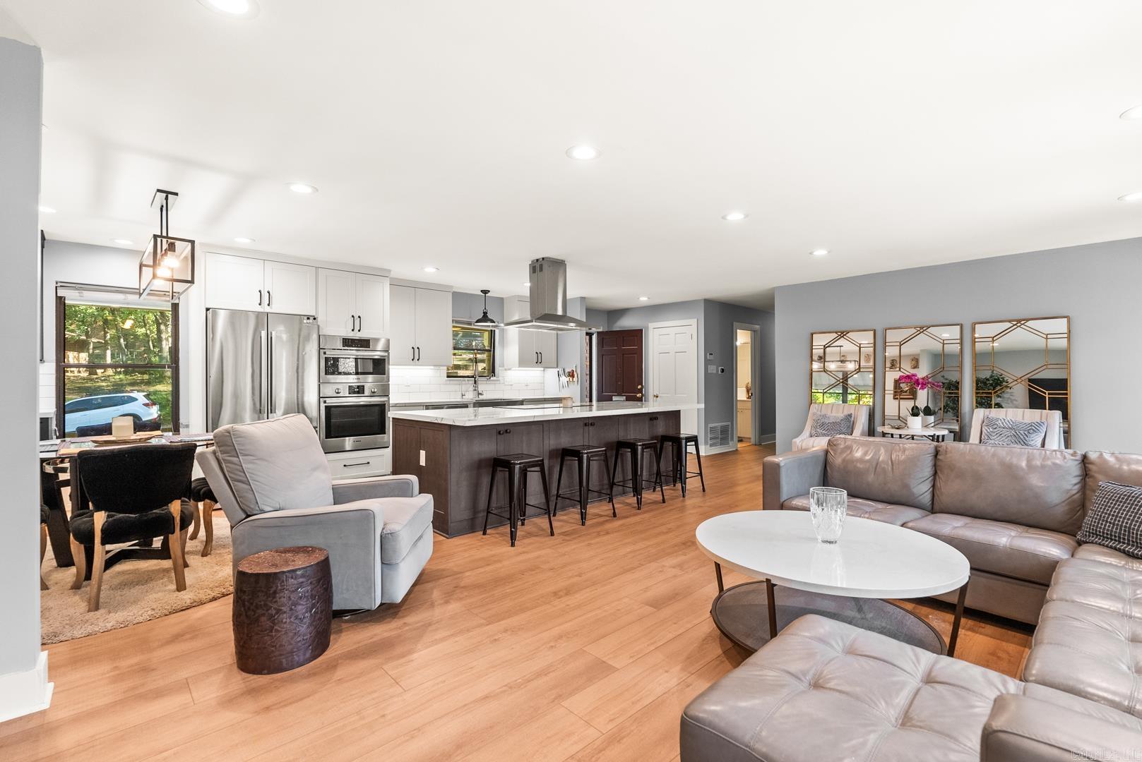 MEEKS MANOR - Residential