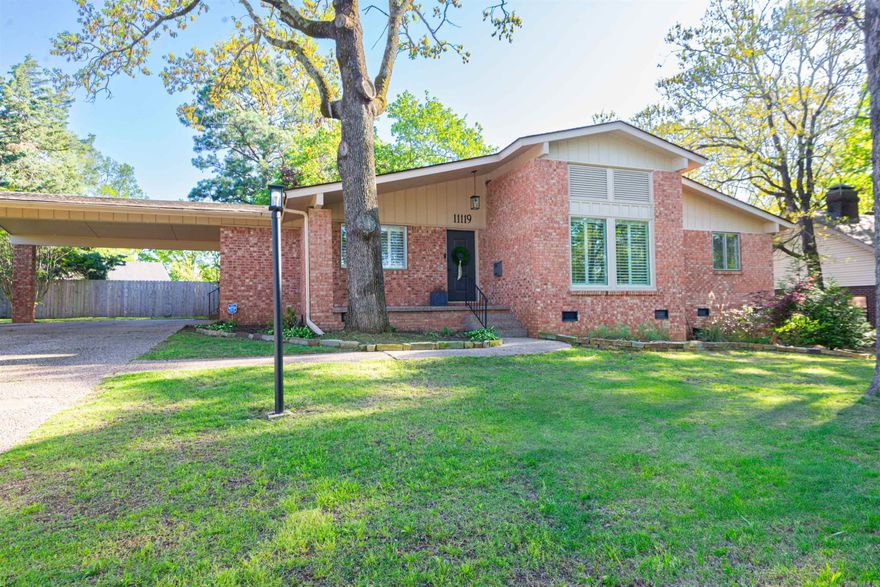 Wonderful single level home in PV. Updates, new paint.