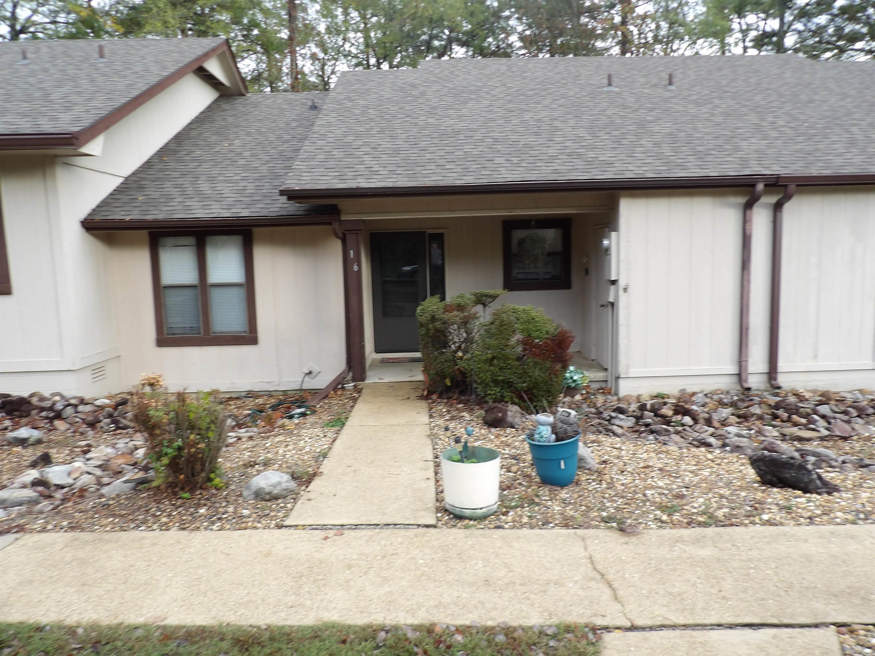 SPECTACULAR TOWNHOME, MOVE-IN READY. FULLY FURNISHED. NEW ROOF IN 2024. LARGE DECK IN REAR OVERLOOKING SPACIOUS BACKYARD. WALKING DISTANCE TO BOTH LAKE DESOTO & DESOTO GOLF COURSE.GREAT 2ND HOME OR INVESTORS SPECIAL.