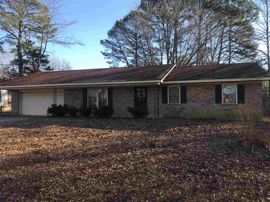 Nice open floorplan and hardwood floor throughout. Centrally located with a nice backyard.