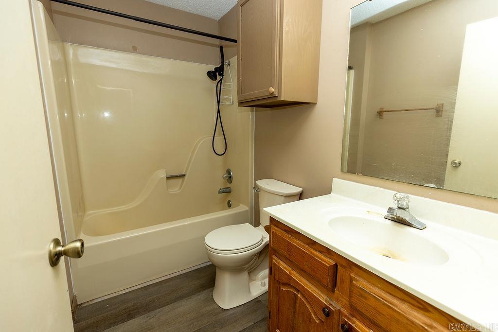 CREEKSIDE COUNTRY - Residential