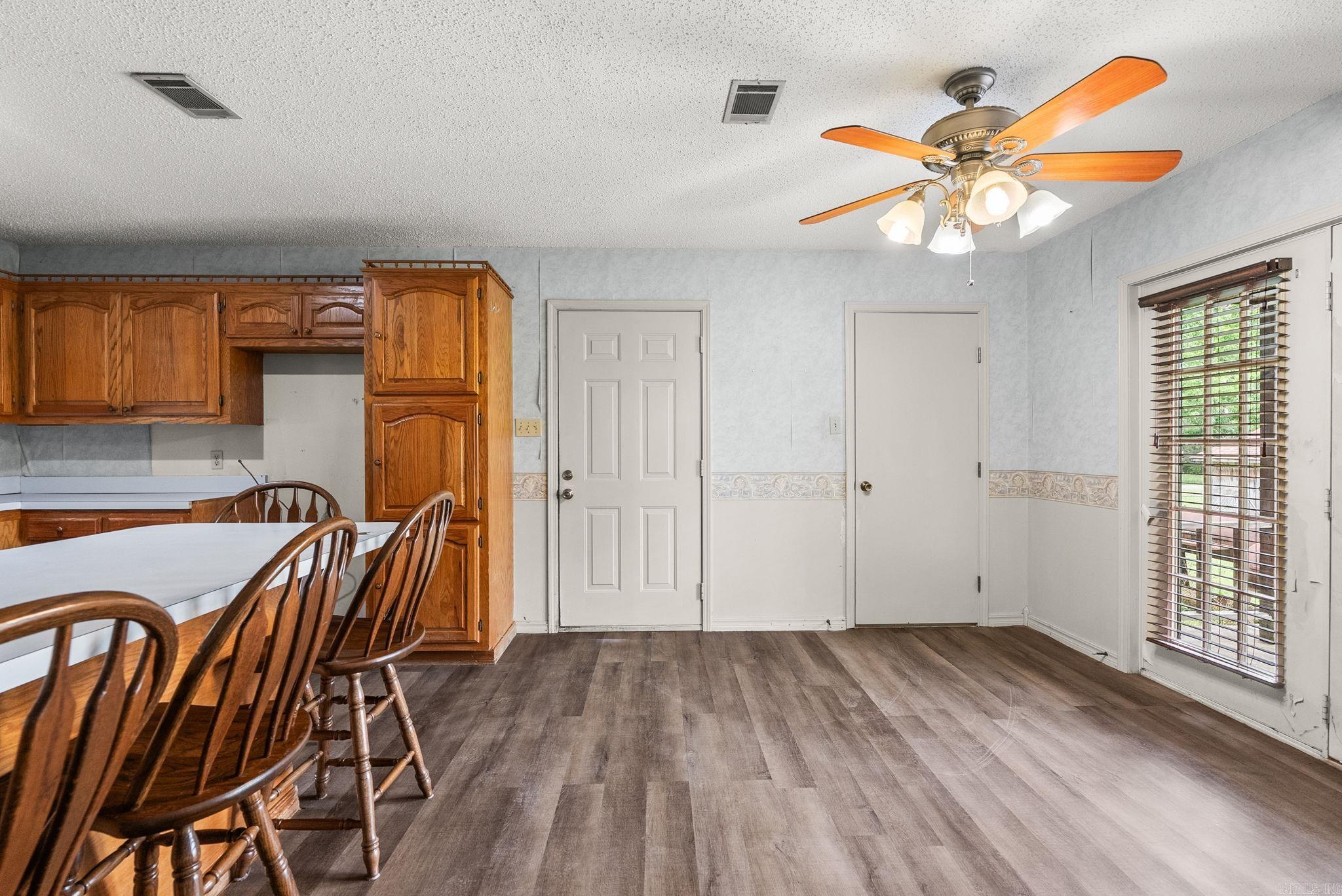 CREEKSIDE COUNTRY - Residential