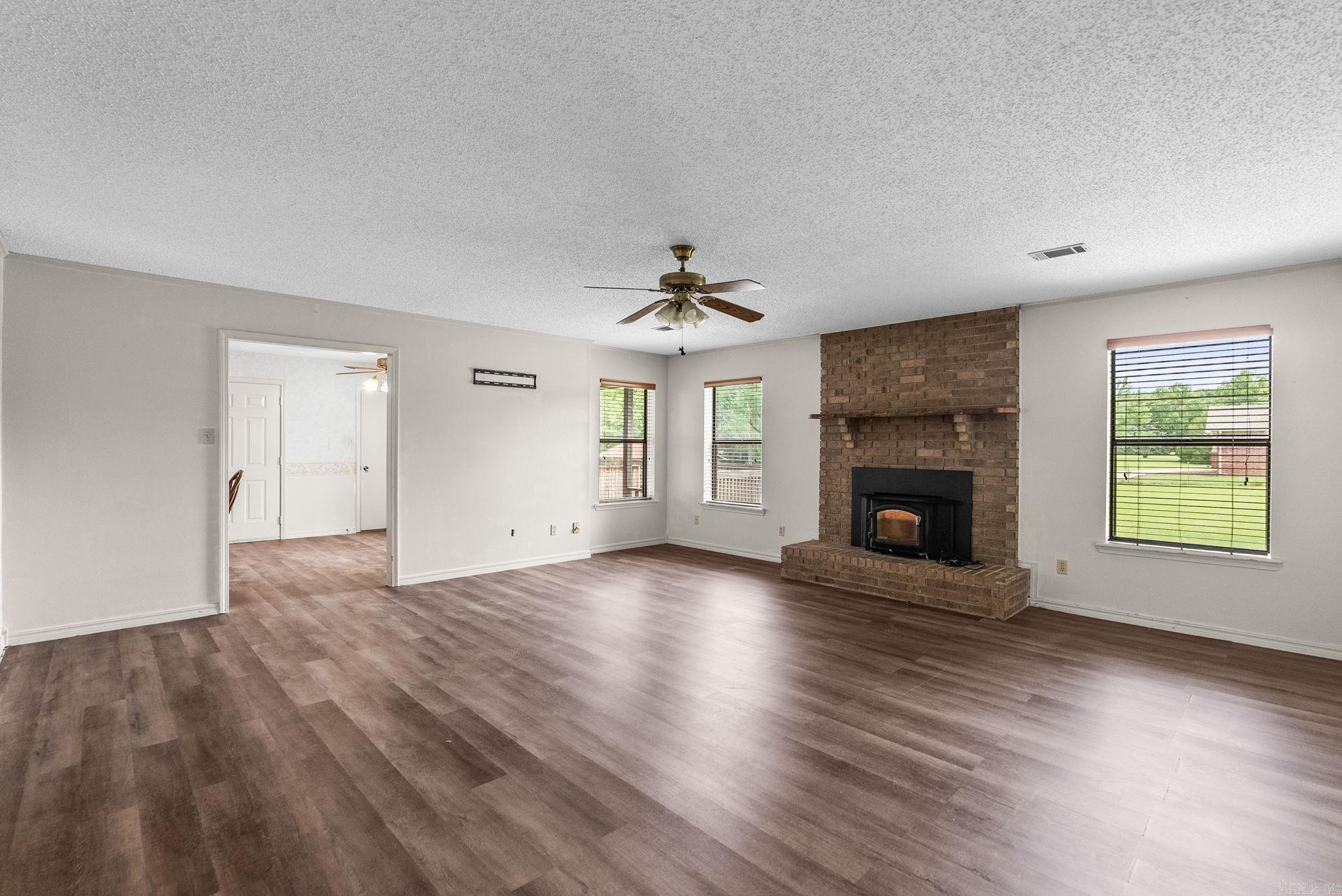 CREEKSIDE COUNTRY - Residential