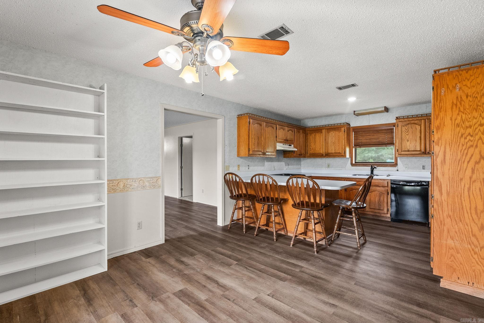 CREEKSIDE COUNTRY - Residential