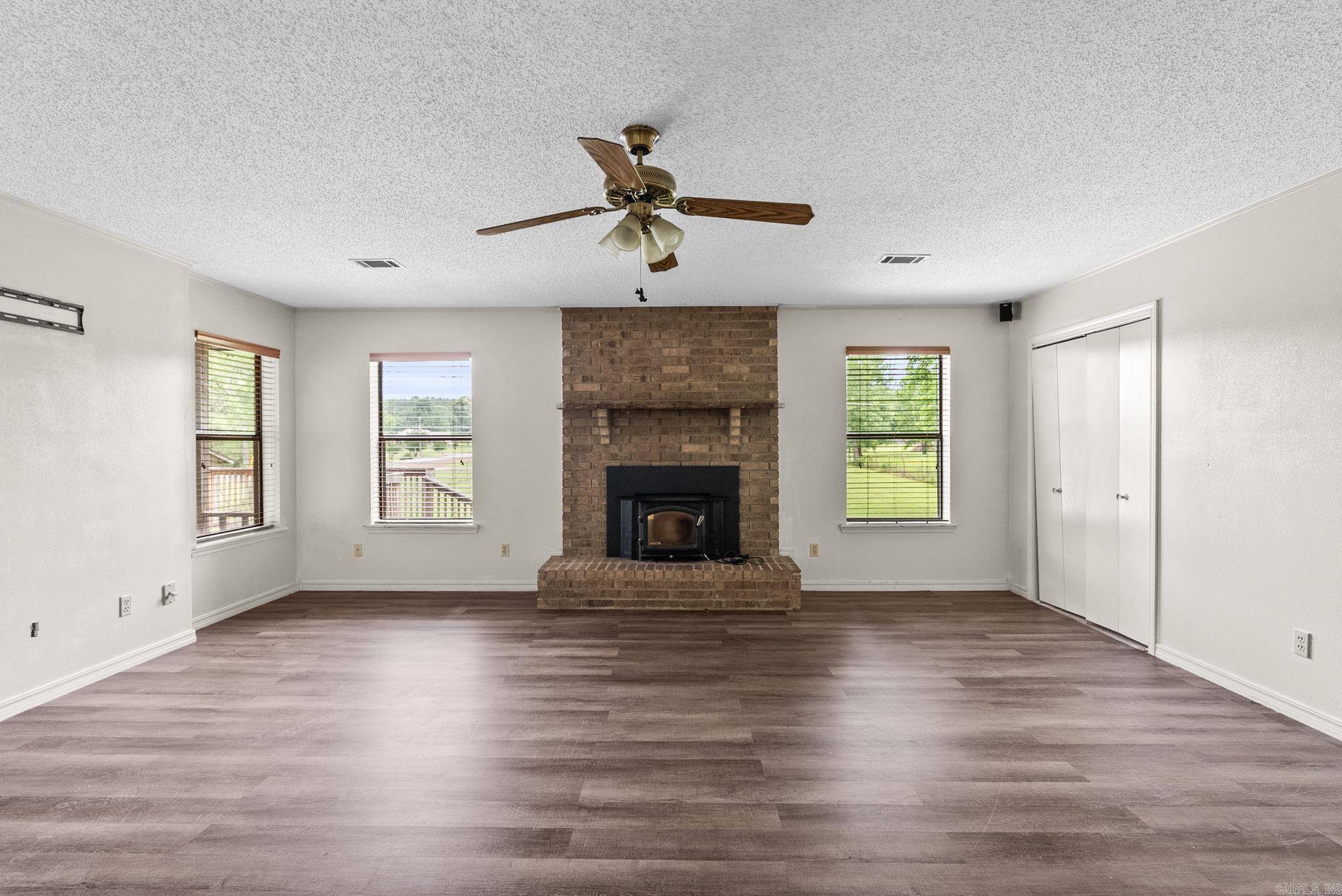 CREEKSIDE COUNTRY - Residential