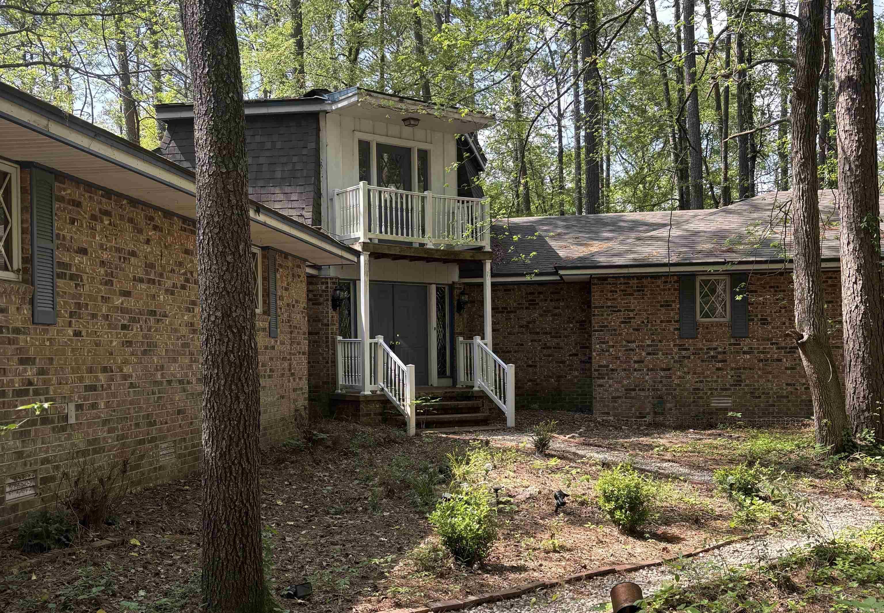 This 4 bedroom 2.5 bath home is located in Lake Hamilton School District nestled on an approx 1.48 ac tree covered lot which offers privacy and serenity. Recently remodeled, it features a new roof in 2023, new paint and carpet throughout. It also has a breakfast nook with lots of windows and also a dining room.