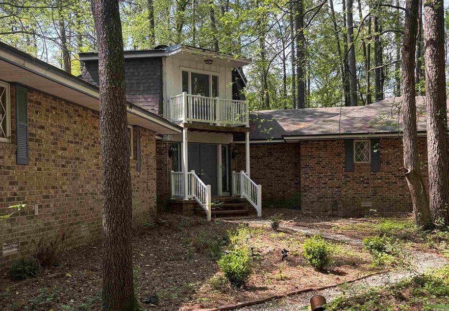 This 4 bedroom 2.5 bath home is located in Lake Hamilton School District nestled on an approx 1.48 ac tree covered lot which offers privacy and serenity. Recently remodeled, it features a new roof in 2023, new paint and carpet throughout. It also has a breakfast nook with lots of windows and also a dining room.