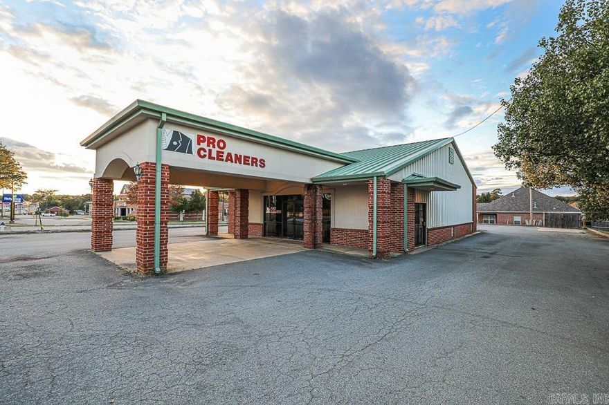 THIS PROPERTY WILL MAKE SOMEONE A GREAT SPACE FOR A BANK,RESTAURANT, OFFICE SPACE FOR INSURANCE, PRIVATE PRACTICE. GOOD VISIBILITY AND A HIGH TRAFFIC COUNT.