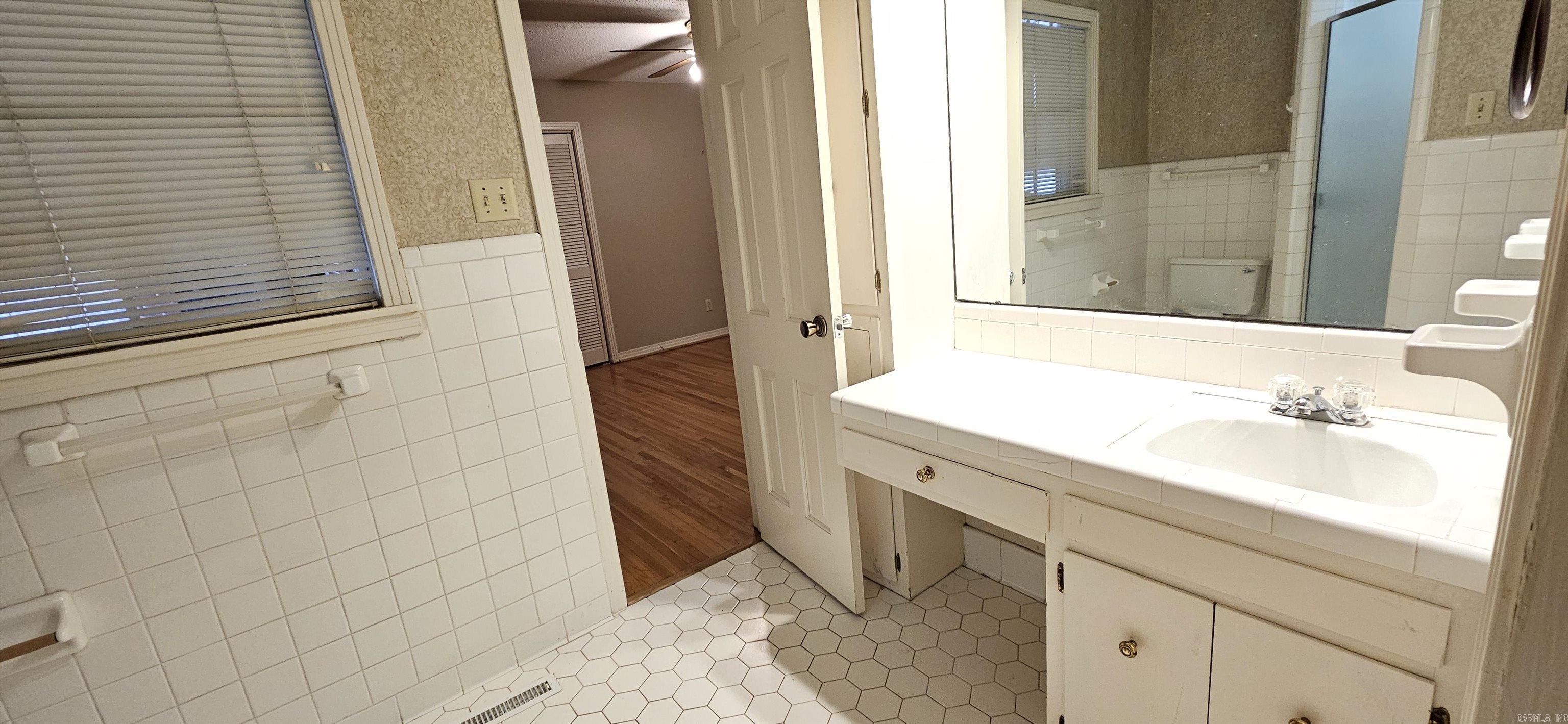 Leawood Manor - Residential Lease