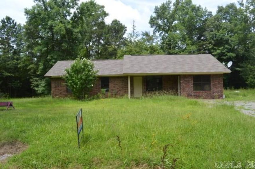 GREAT INVESTMENT OPPORTUNITY! 3 BED 1 BA HOME. LARGE 1 ACRE LOT! COME AND SEE THIS ONE TODAY!