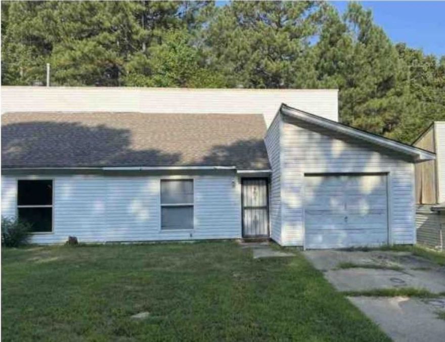 Duplex/townhome in good condition,  perfect for a first time home buyer or investor.