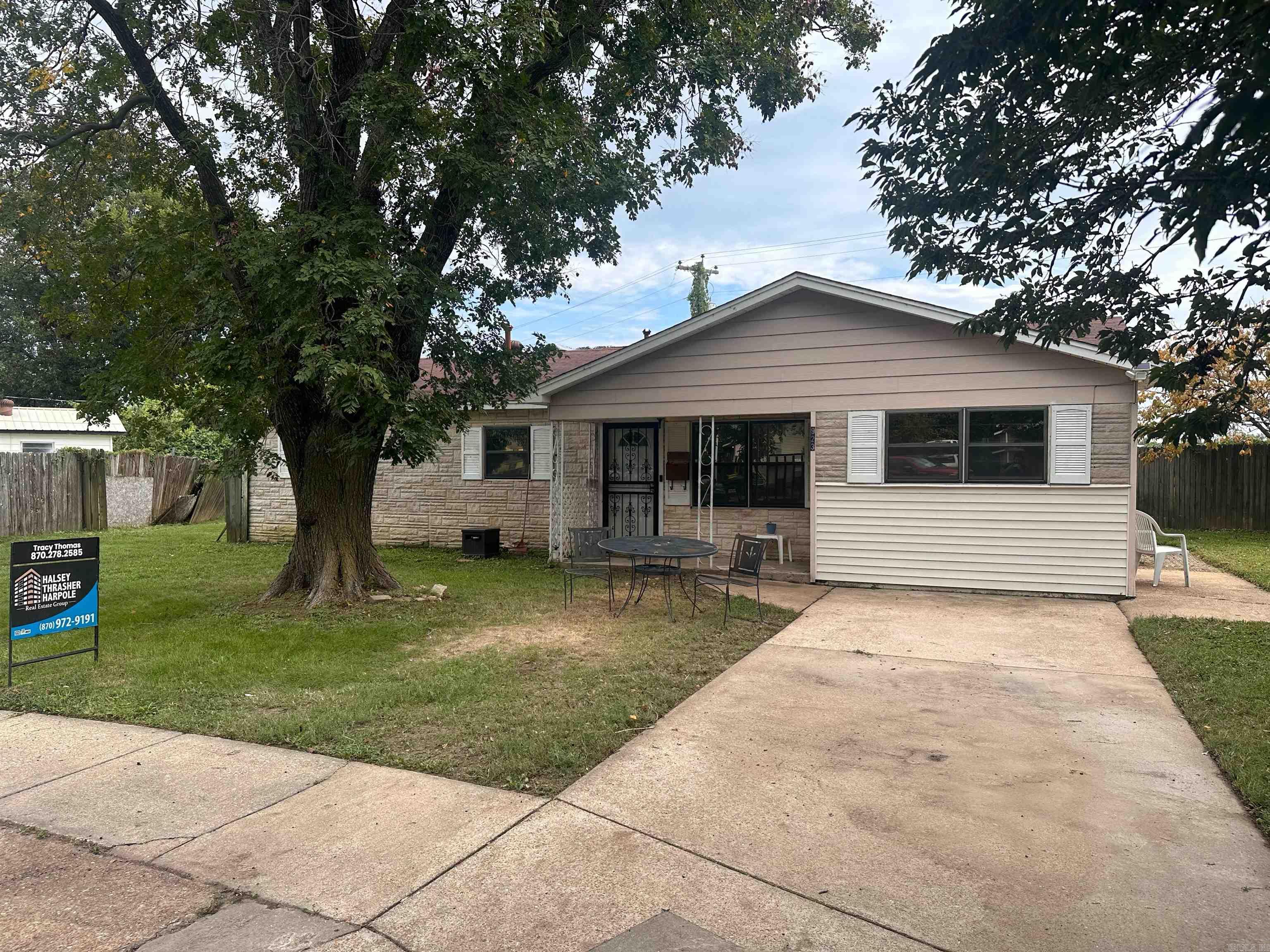 Whether you are looking for a house to called home or a property to add to your real estate portfolio. This property may be just what you are looking for. This 3bedroom home would be a great investment. Property sold as is. Call today to make an appointment.