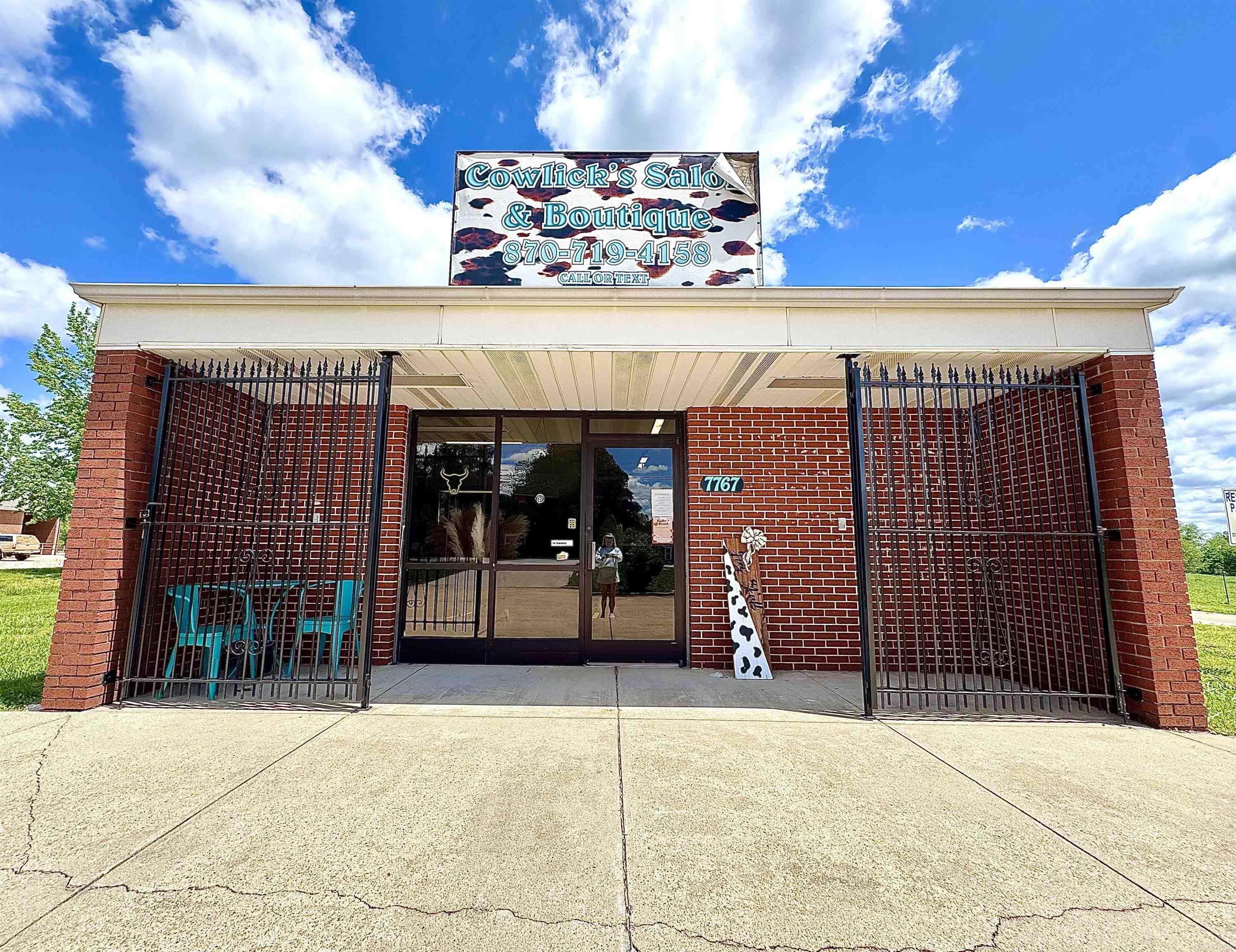 Prime Hwy 65 Frontage! This solid commercial building offers over 1,000 sqft of secure space, constructed with durable block & brick for lasting value. Situated on over half an acre, it's an ideal location to establish or expand your business.