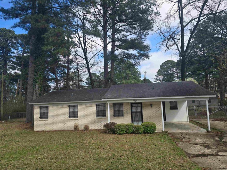 Nice 3 bed 1 bath, eat-in kitchen area, separate laundry room with washer/dryer connection. This one has a carport with an extra parking pad, fully fenced back yard with a double gate access to backyard. Cal, today for your appointment.