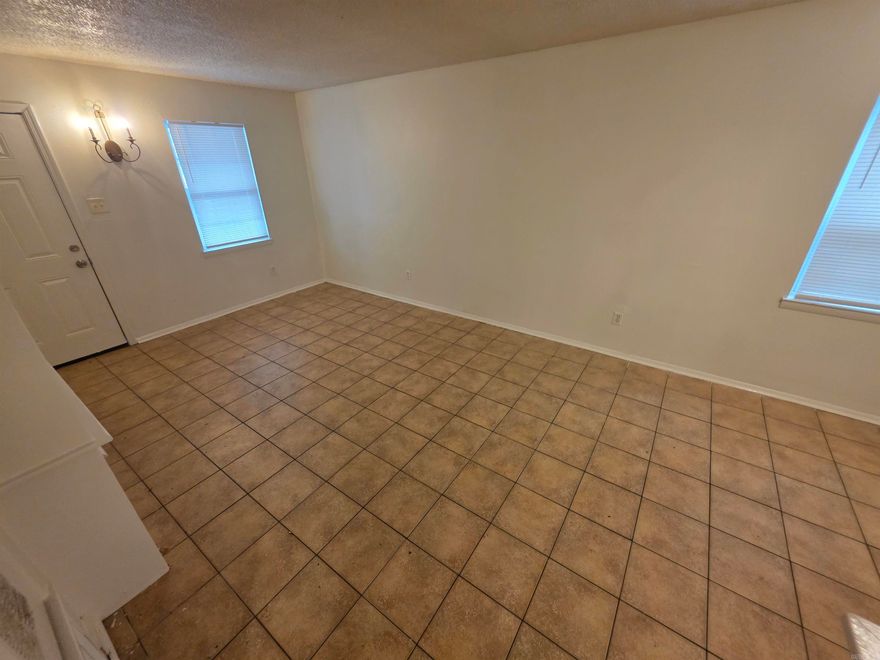 MOVE IN SPECIAL! FIRST MONTH’S RENT FREE! Cute 2BD/1BA located in Benton that is waiting for you to call home. Living room open to dining area perfect for enjoying time with family or friends. Vinyl flooring throughout. Washer/Dryer included but maintenance is tenants responsibility. Walking distance to Tyndall Park and Benton Middle and High school campuses. Close to shopping, dining, and much more minutes away in the Benton square! This property is managed by Hoffman Team so beware of scammers - we will never ask you to Cashapp us money. The lease for this property is for 18 months to 2 years with a 3% increase after the first year. Income must be 3x the amount of rent per month unless you have a housing voucher. Deposit, first month’s rent, and the $50 administration fee due before move in.