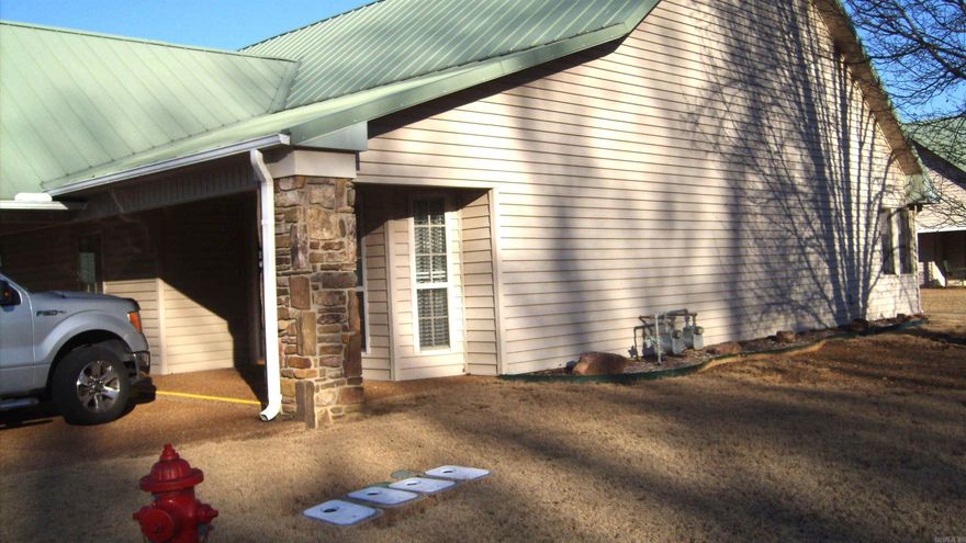 Great retirement home or full time resident, 2 bedroom, 2 full bath, living room ,kitchen, laundry room screened in back porch and plenty storage,