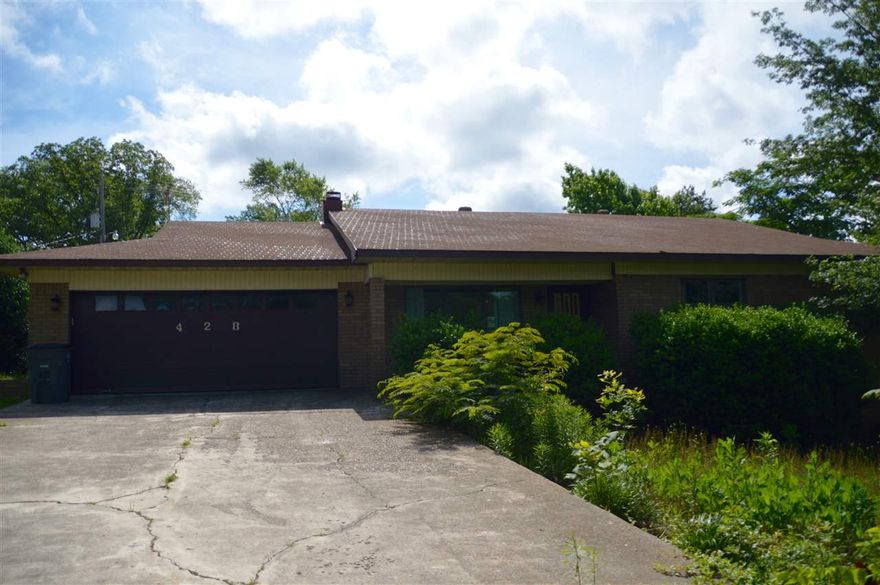 Well kept  spacious home in Lakeside School District.  3 bedrooms, large living room with woodburning fireplace and 2 car garage make this centrally located home great for a growing family.