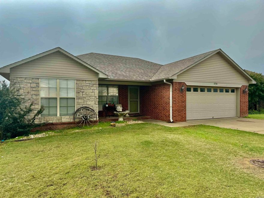 Well maintained 3BR/2BA home in Hometown Subdivision. Open Floor plan, Split with master on one side, New Roof in 2019, New Hot Water Tank 2020, Great yard with deck. Ceiling fans and walk-in closet in master. All electric home.