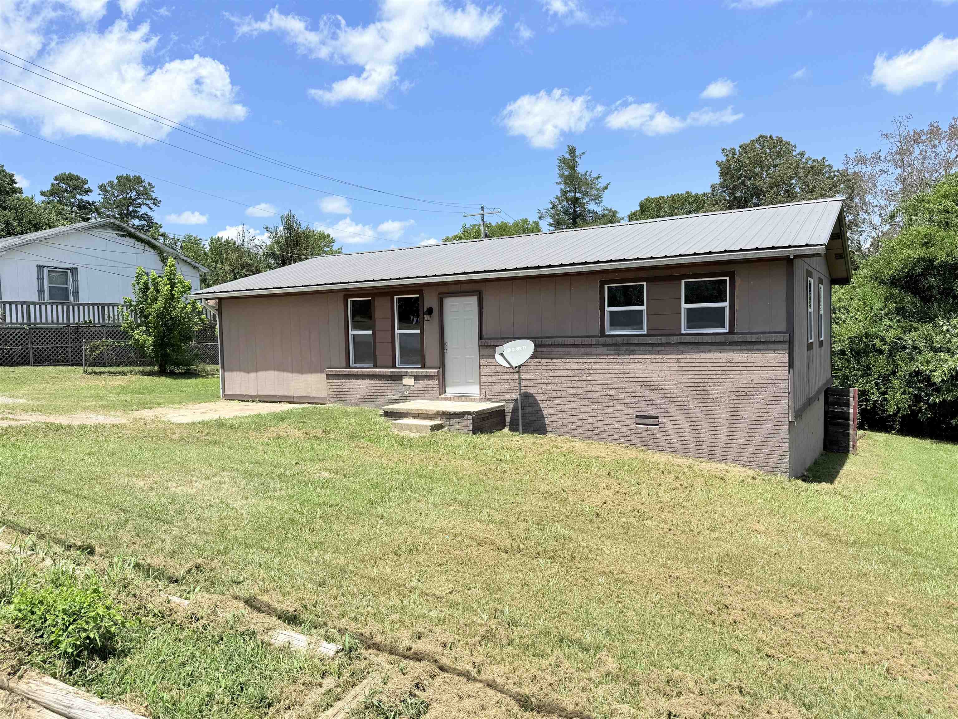Charming 3 bed, 1 bath home in Melbourne, AR offering 1,100 sq ft of comfortable living space. Perfect as a starter home or investment property, this well-maintained residence is located in a quiet, convenient neighborhood just minutes from Melbourne schools, shopping, dining, and all area amenities. Inside, youāll find a functional layout with a spacious living area, cozy kitchen, and plenty of natural light throughout. The shaded yard provides a nice outdoor space. Great location, solid value!!!