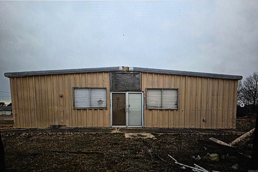 Comm potential of a 2400 sq ft building on 1 acre