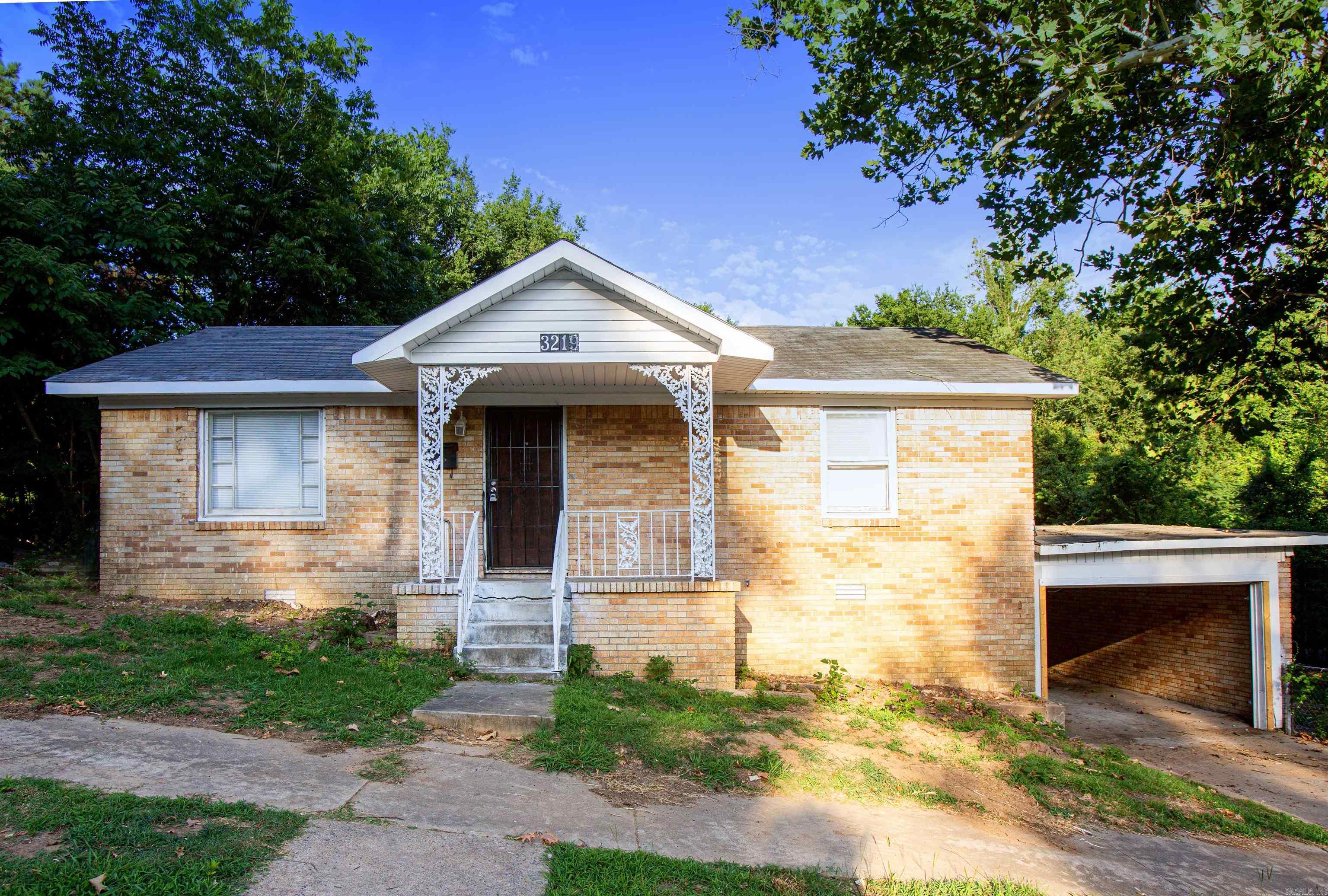 Spacious 3BD/2BA in Little Rock that is waiting for you to call home. Built-in shelving and cabinets in the living room. Separate dining area for entertaining. Plenty of storage options in the eat-in-kitchen. Extra living space with plenty of windows off the kitchen. Ceiling fans throughout. Carpet in bedrooms. Laundry room in basement with room for storage. Lots of yard space in the back. This property is managed by Hoffman Team so beware of scammers - we will never ask you to Cashapp us money. The lease for this property is for 18 months to 2 years with a 3% increase after the first year. Income must be 3x the amount of rent per month unless you have a housing voucher. Deposit, first monthās rent, and the $50 administration fee due before move in.