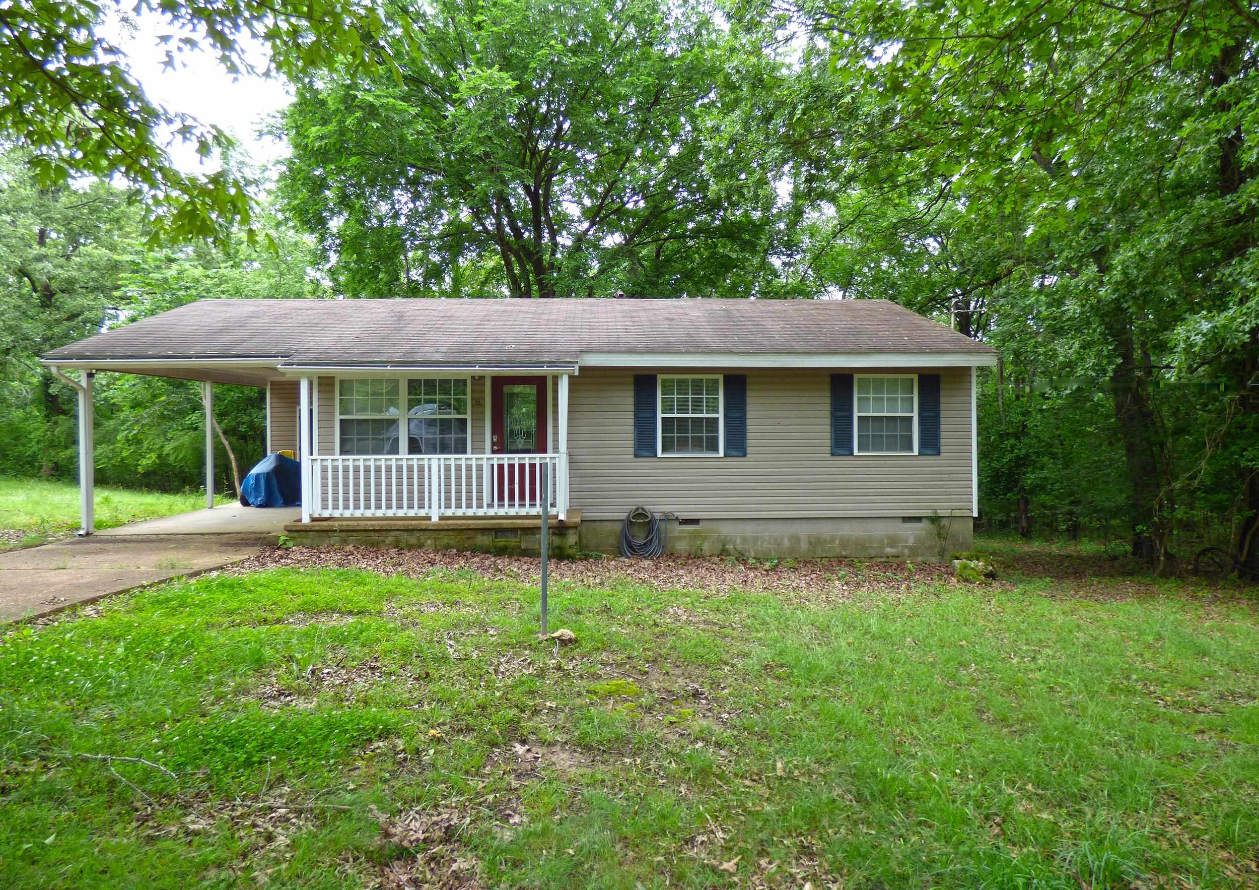 Two Bedroom one-level House in Great Location - This house is ready to move into and offers 2 bedrooms, 1 & 1/2 baths, living room with hardwood floors, spacious kitchen with custom cabinets, covered back deck and wood privacy fenced in back yard. Vinyl sided exterior. Plus it includes a second lot and both are flat! This house is within walking distance to Lake Navajo.