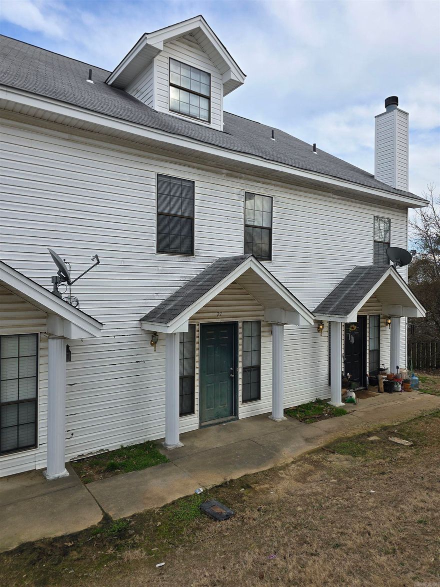 Turnkey Investment Opportunity in Maumelle Townhome Occupied - current tenant in place for 8+ years has signed agreement for one more year. Secure a steady income stream with these tenants. The townhome is 3 levels, and includes the refrigerator, washer and dryer. Agents see notes for agent remarks.