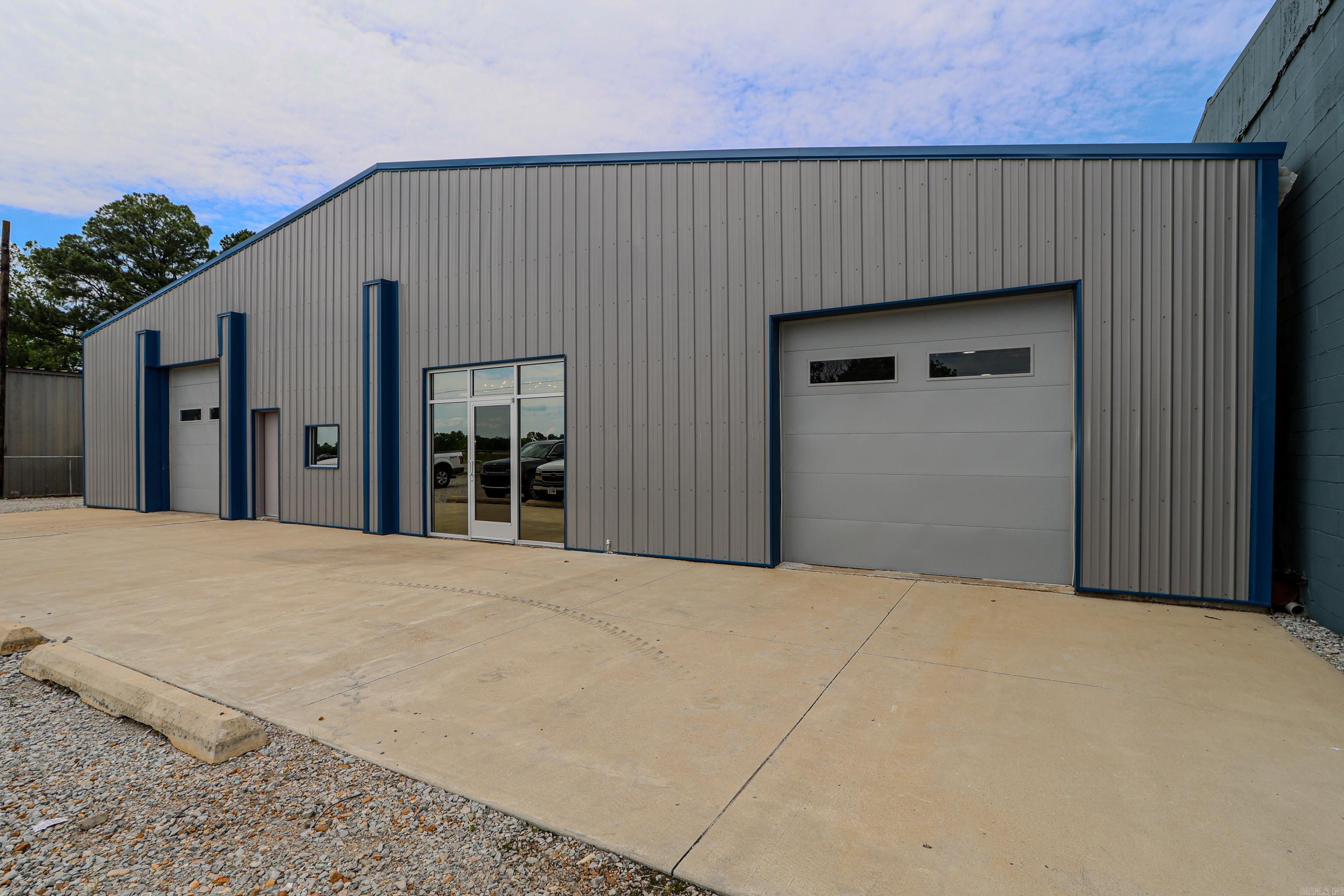 Castleberry K & L - Commercial Sale