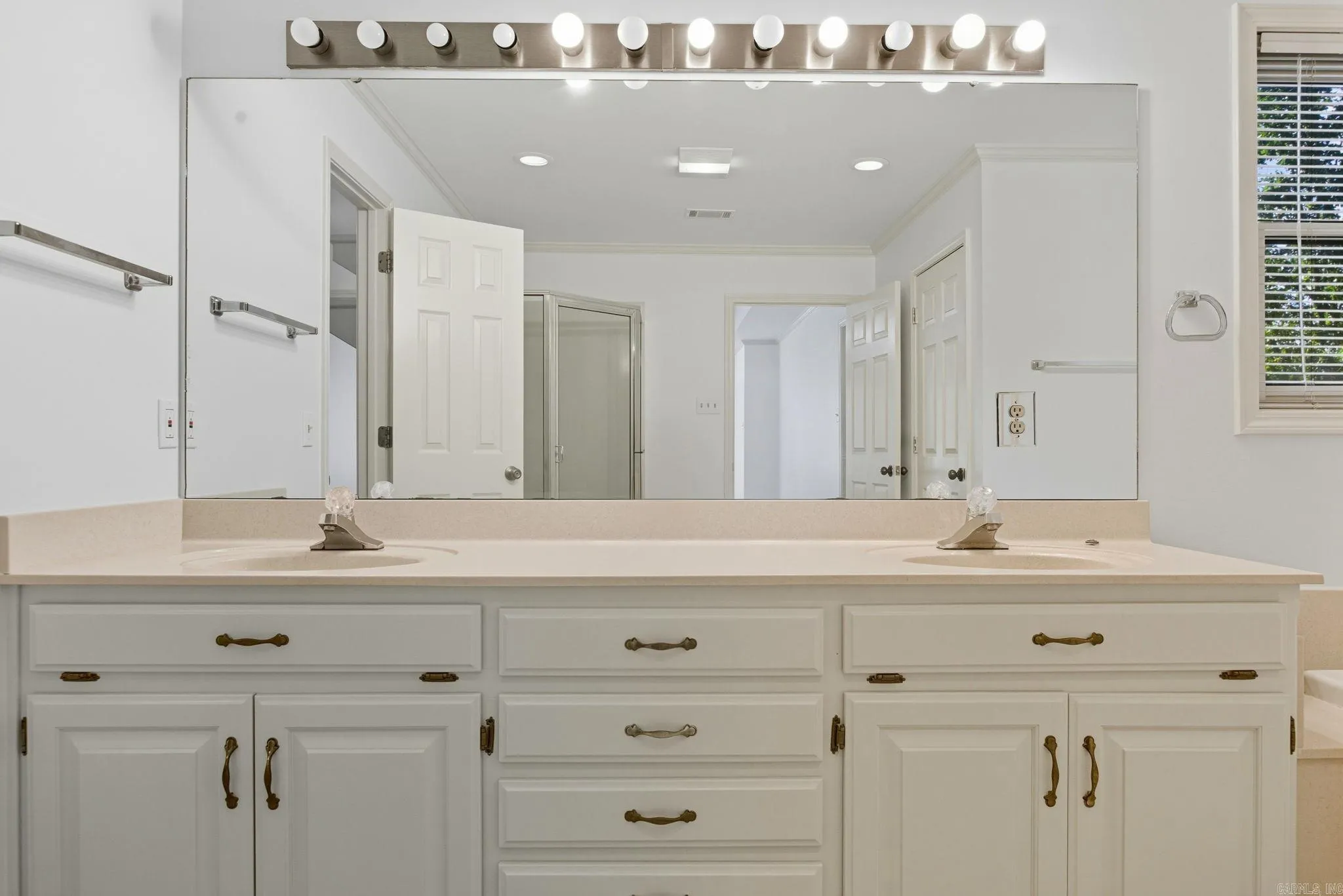 Little Rock, Arkansas 72211, United States, 5 Bedrooms Bedrooms, ,4 BathroomsBathrooms,Residential,Active,220777